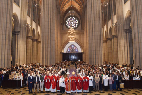 320 adultos da Paróquia Nossa Senhora do Brasil são crismados pelo Cardeal Scherer - Jornal O São Paulo