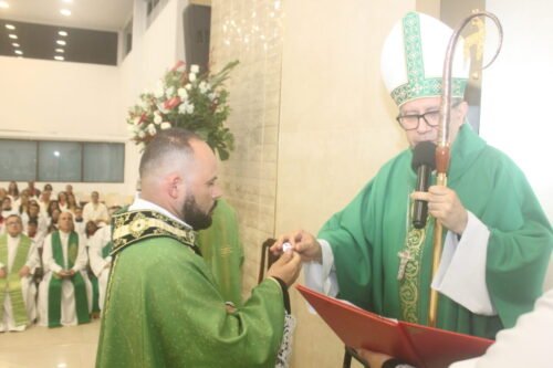 Na Paróquia São Patrício, Dom Edilson dá posse ao novo Pároco - Jornal O São Paulo