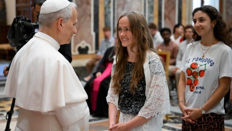 Papa aos jovens: em meio aos estímulos digitais, Deus nos fala no coração - Jornal O São Paulo