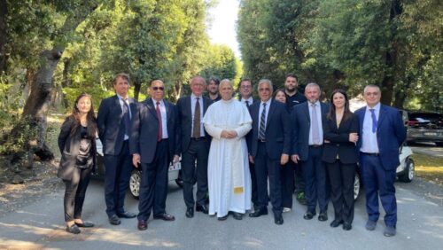 Leão XIV recebe veículos elétricos para viagens papais - Jornal O São Paulo