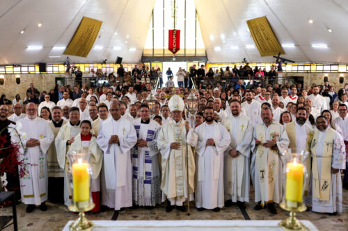 No Decanato São Filipe, Dom Carlos Silva institui 140 novos ministros extraordinários da Sagrada Comunhão - Jornal O São Paulo