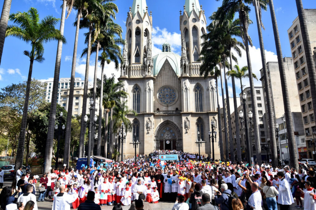 Com alegria e fé, servidores do altar peregrinam à Catedral da Sé no Jubileu - Jornal O São Paulo