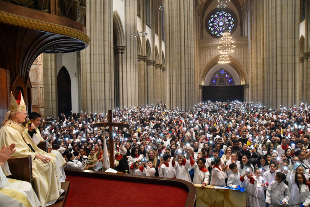 Com alegria e fé, servidores do altar peregrinam à Catedral da Sé no Jubileu - Jornal O São Paulo