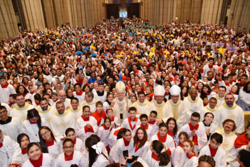 Com alegria e fé, servidores do altar peregrinam à Catedral da Sé no Jubileu - Jornal O São Paulo