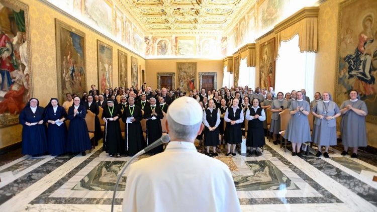 Papa às religiosas: sigam a doce pedagogia da Sagrada Família - Jornal O São Paulo