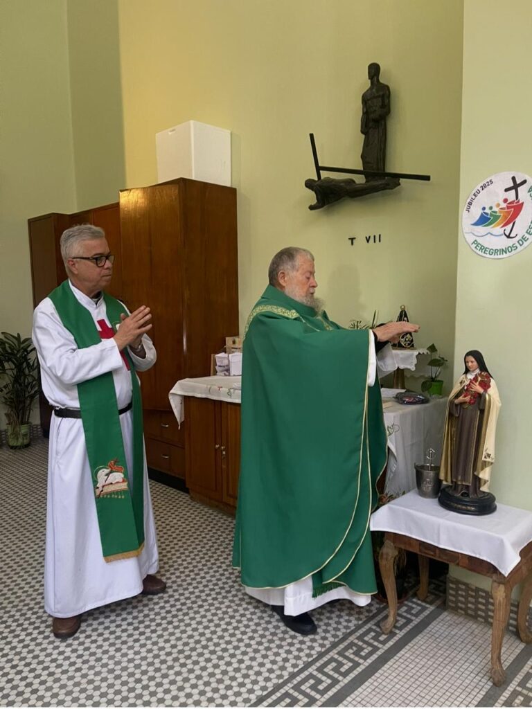 Imagem de Santa Teresinha é entronizada na capela do Hospital das Clínicas de São Paulo