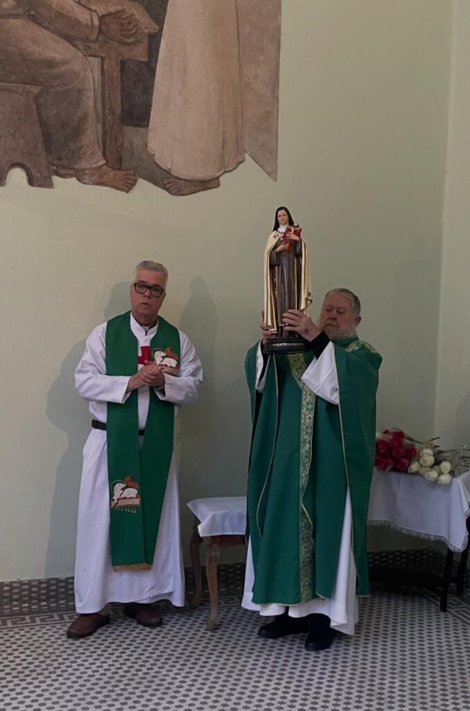 Imagem de Santa Teresinha é entronizada na capela do Hospital das Clínicas de São Paulo
