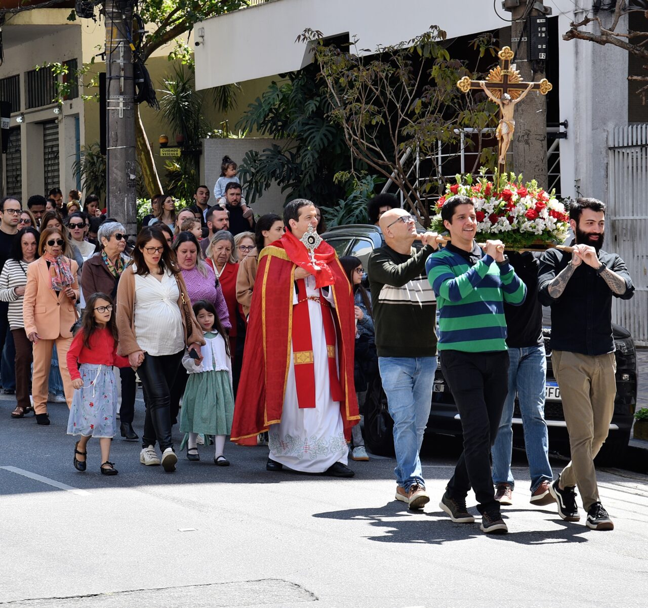 Na Festa da Exaltação da Santa Cruz, fiéis veneram o novo crucifixo da Paróquia Senhor Bom Jesus dos Passos - Jornal O São Paulo