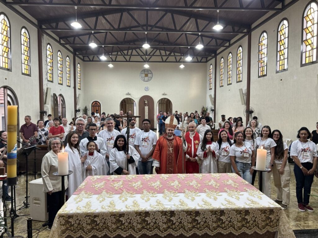 Dom Cícero preside missas com Crismas em 3 paróquias da Região Belém - Jornal O São Paulo