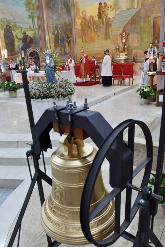 Cardeal Scherer abençoa os primeiros sinos da Paróquia Santa Cândida  - Jornal O São Paulo