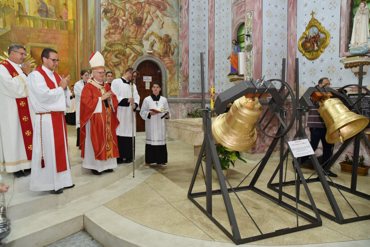 Cardeal Scherer abençoa os primeiros sinos da Paróquia Santa Cândida - Jornal O São Paulo