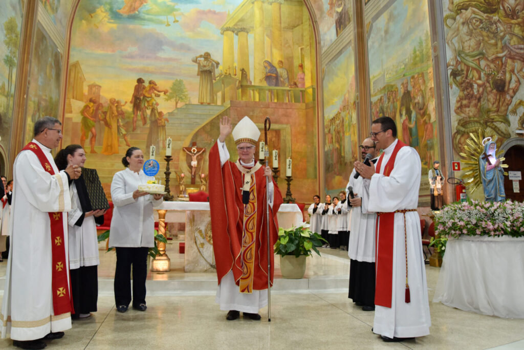 Cardeal Scherer abençoa os primeiros sinos da Paróquia Santa Cândida  - Jornal O São Paulo