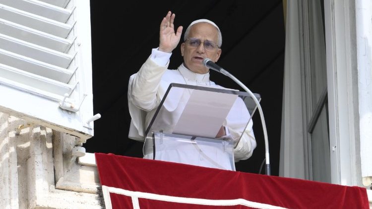 Papa no Angelus: Deus nos salvou ao abraçar a cruz, oferecendo-se como mestre e amigo - Jornal O São Paulo