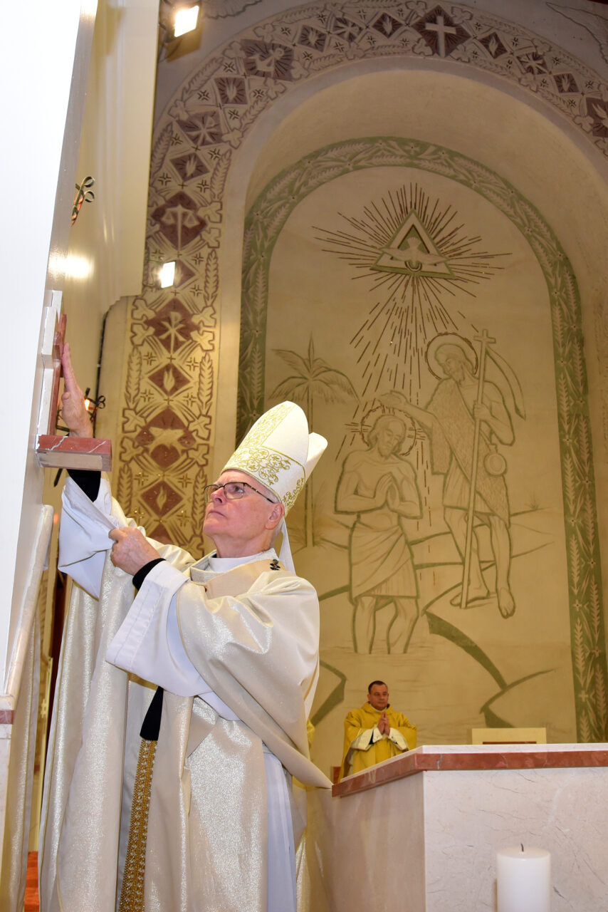 Na Vila Ipojuca, Dom Odilo dedica a igreja e consagra o altar da Paróquia São João Batista - Jornal O São Paulo