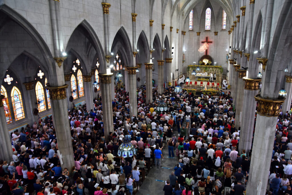 Devotos da ‘Mãe Aparecida’ lotam santuário arquidiocesano no Ipiranga - Jornal O São Paulo