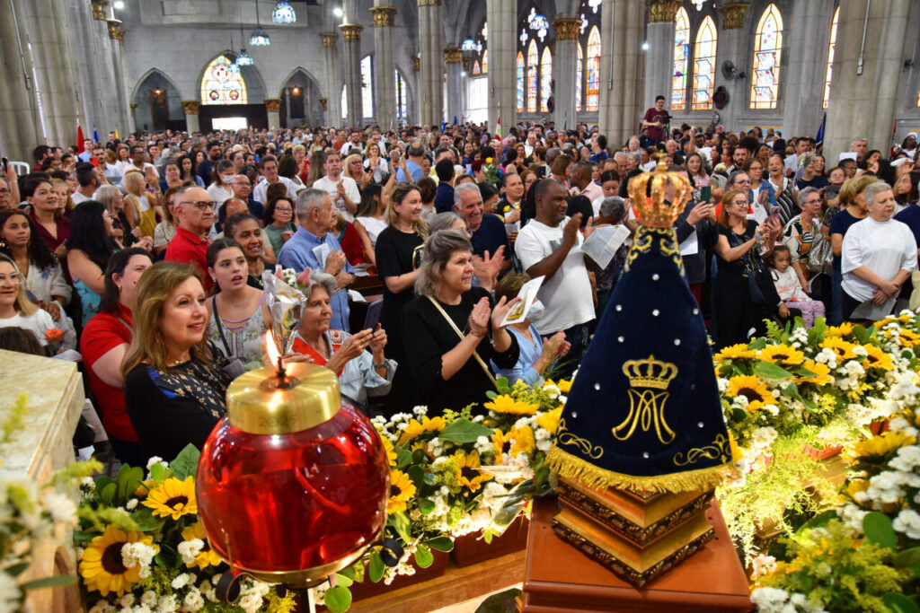 Devotos da ‘Mãe Aparecida’ lotam santuário arquidiocesano no Ipiranga - Jornal O São Paulo