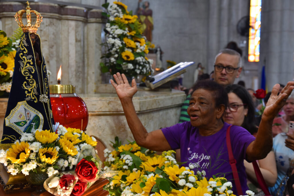 Devotos da ‘Mãe Aparecida’ lotam santuário arquidiocesano no Ipiranga - Jornal O São Paulo