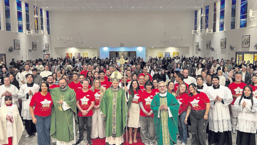 Dom Cícero preside missas com Crismas em paróquias do Belém - Jornal O São Paulo