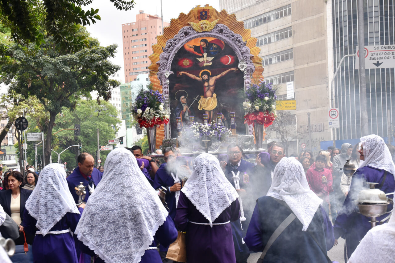 Festa do ‘Señor de los Milagros’: peruanos mostram que não há fronteiras para o amor a Cristo - Jornal O São Paulo