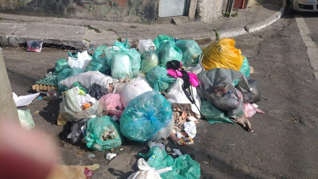 Nas periferias Norte e Noroeste, lixo comum, recicláveis e volumosos se acumulam em vias públicas - Jornal O São Paulo