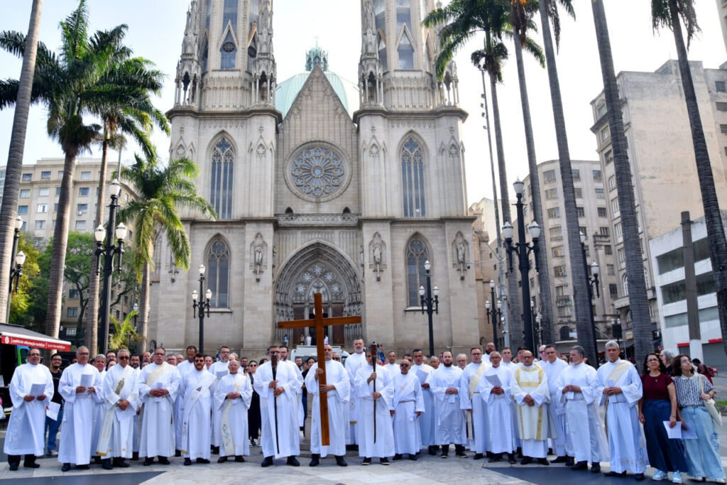 Animados na esperança, diáconos peregrinam à Catedral da Sé no Ano Jubilar - Jornal O São Paulo