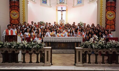 Mais de 200 jovens e adultos são crismados por Dom Rogério em 3 paróquias da Região Sé - Jornal O São Paulo