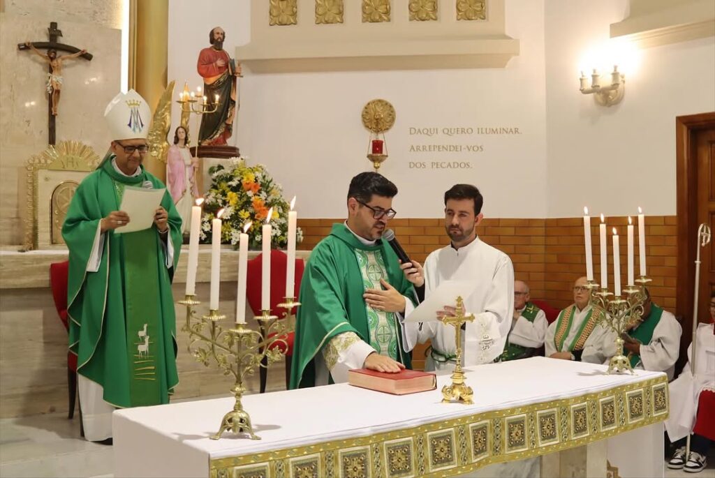 Mais de 200 jovens e adultos são crismados por Dom Rogério em 3 paróquias da Região Sé - Jornal O São Paulo