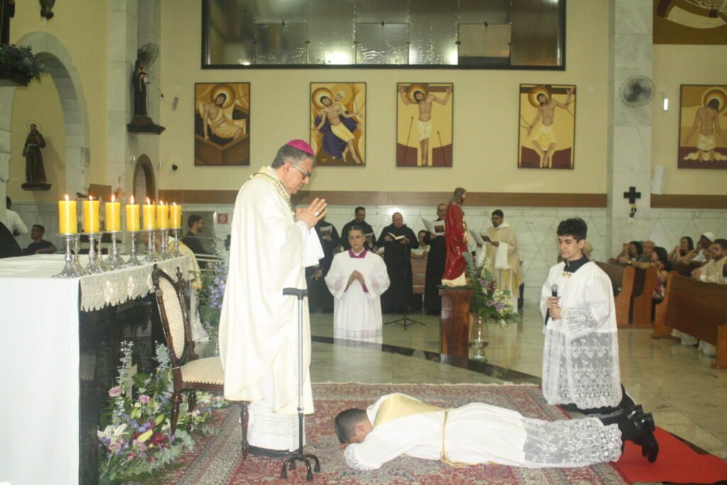 Dom Edilson de Souza Silva ordena sacerdote o monge Dom André Alves dos Santos, OSB - Jornal O São Paulo