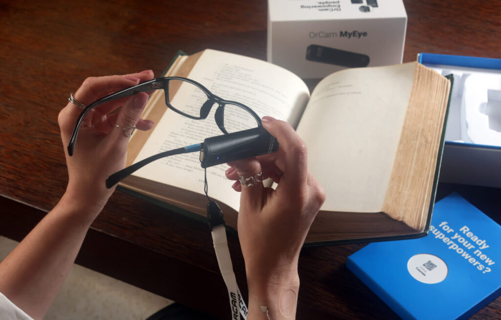 Óculos inteligentes nas bibliotecas municipais devolvem autonomia e prazer de ler a quem perdeu a visão - Jornal O São Paulo