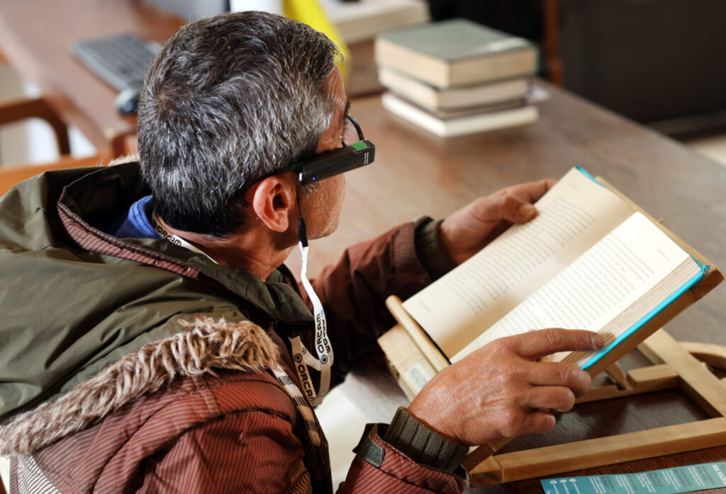 Óculos inteligentes nas bibliotecas municipais devolvem autonomia e prazer de ler a quem perdeu a visão - Jornal O São Paulo