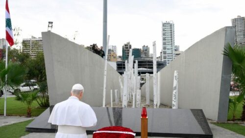 Papa reza em silêncio no porto de Beirute por vítimas da explosão de agosto de 2020 - Jornal O São Paulo