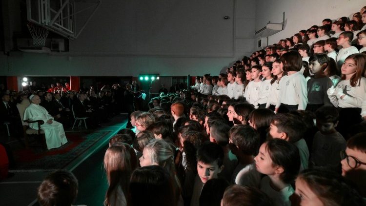 Papa visita escola em Castel Gandolfo: o Natal é um convite a proclamar a paz e a unidade - Jornal O São Paulo