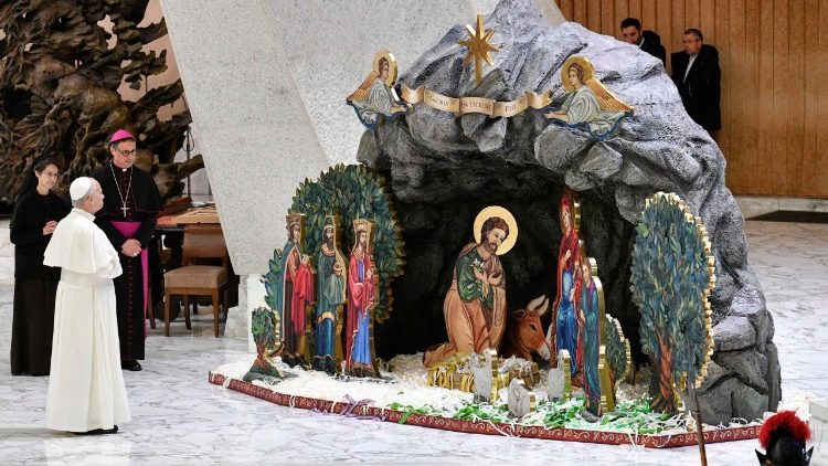 Papa: Deus se aproxima de nós ao contemplarmos o presépio e a árvore de Natal - Jornal O São Paulo