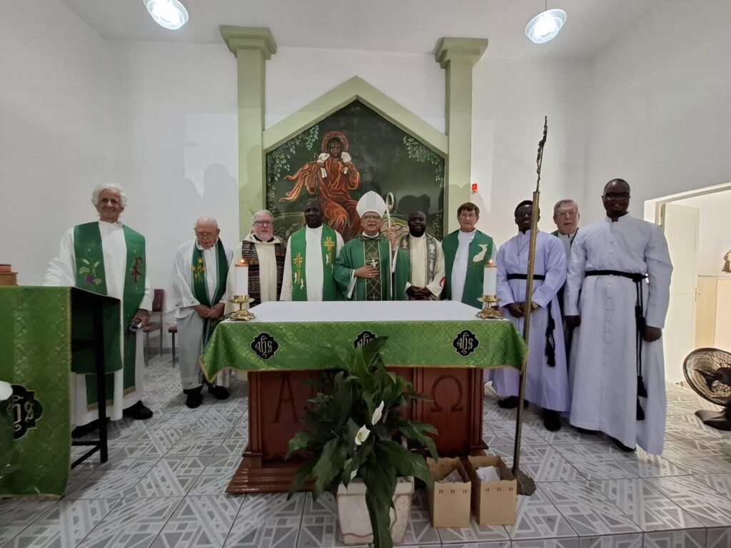 Dom Carlos Silva dá posse ao novo pároco da Paróquia Bom Pastor - Jornal O São Paulo