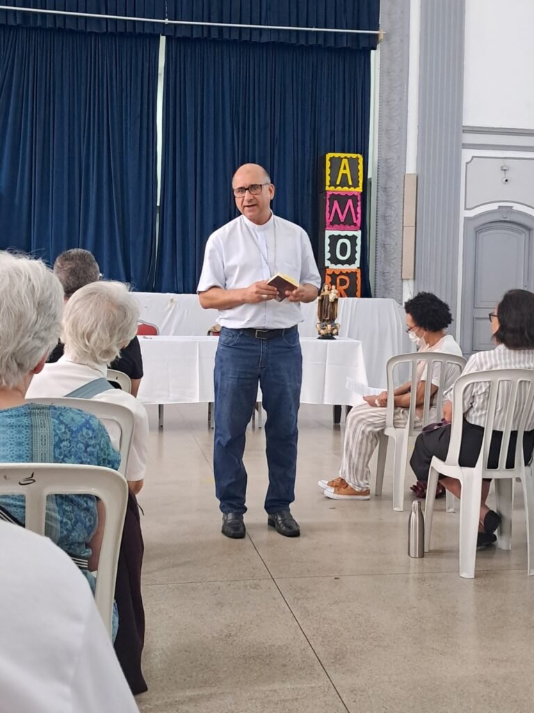 Dom Rogério participa de formação da CF, preside Crismas e dá posse a padres na Região Sé - Jornal O São Paulo