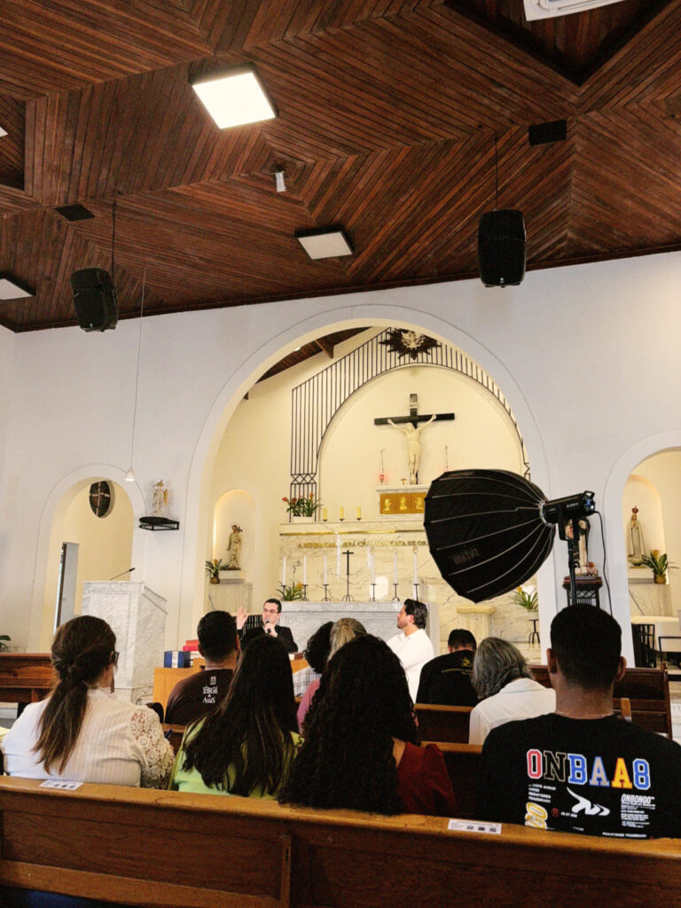 Entre o digital e o presencial: viver a fé em tempos on-life - Jornal O São Paulo