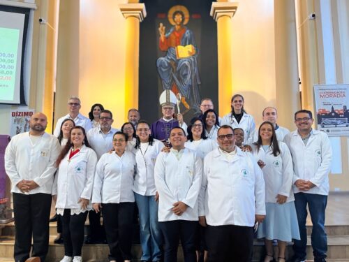 Dom Carlos realiza a investidura de 17 ministros extraordinários da Sagrada Comunhão