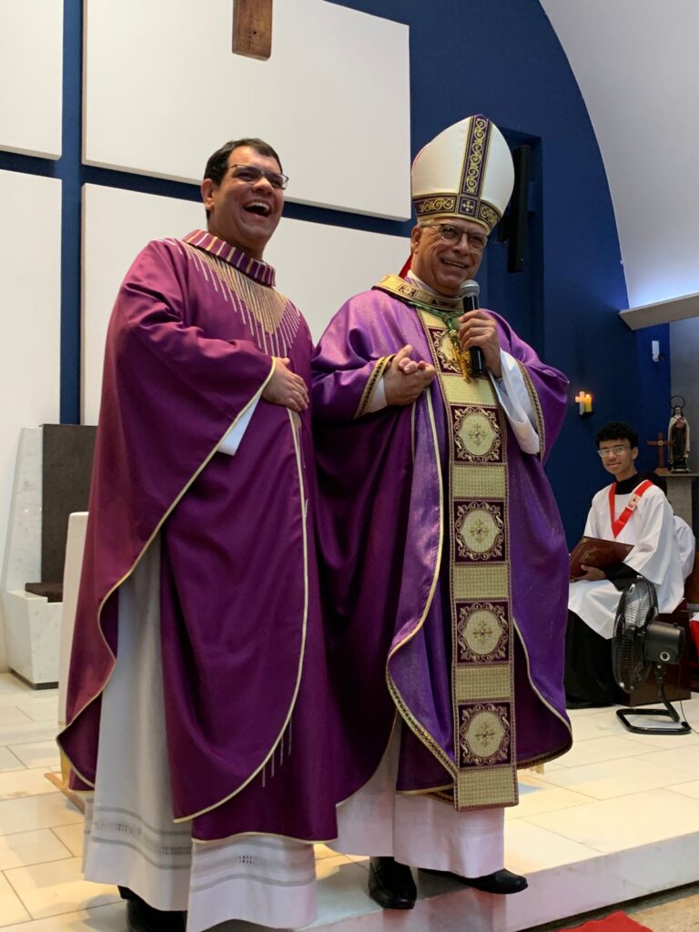 Dom Carlos realiza a investidura de 17 ministros extraordinários da Sagrada Comunhão - Jornal O São Paulo