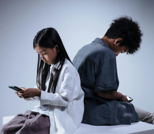 Hiperconectados: os impactos do excesso digital na saúde mental e no comportamento - Jornal O São Paulo