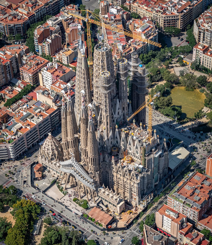 No centenário da morte de Gaudí, torre central da Basílica da Sagrada Família é concluída - Jornal O São Paulo