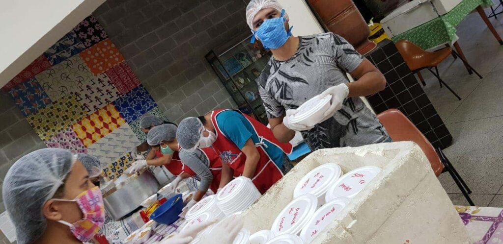 Com todo o cuidado, ‘partilhando o pão’ com quem mais precisa - Jornal O São Paulo