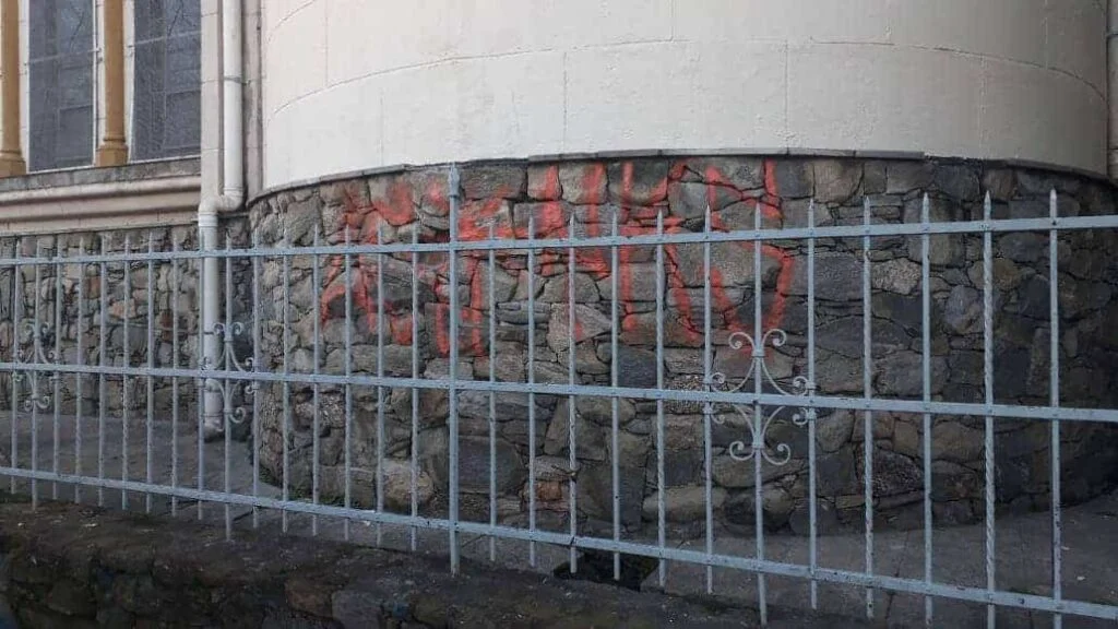 Paróquia Nossa Senhora do Monte Serrate é pichada durante manifestação - Jornal O São Paulo