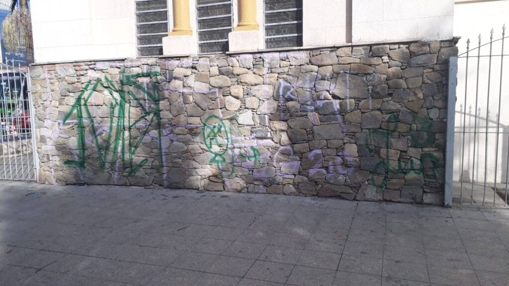 Paróquia Nossa Senhora do Monte Serrate é pichada durante manifestação - Jornal O São Paulo