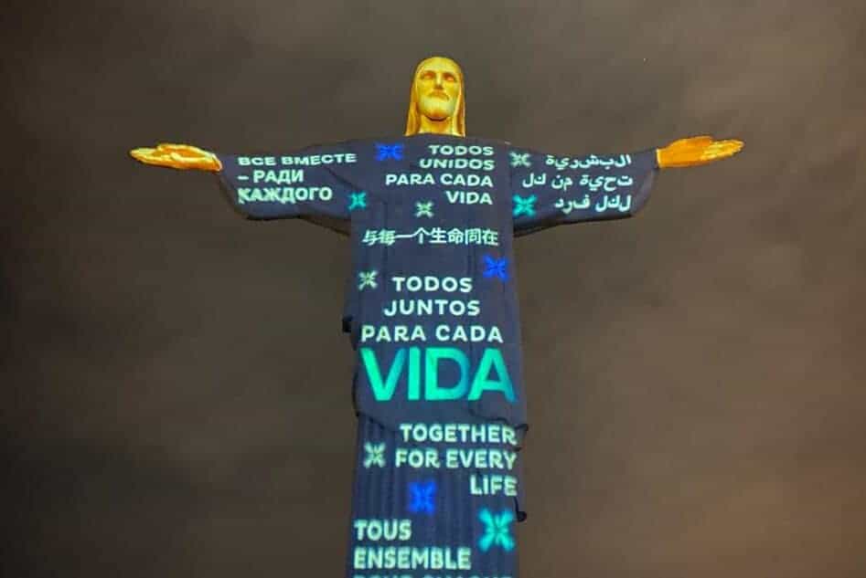 Missa, benção do Papa e projeção no Cristo marcam tributo às vítimas da Covid-19 - Jornal O São Paulo