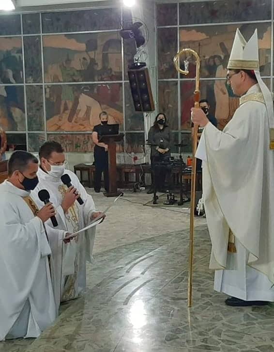 Dom José dá posse ao Padre Marcos Lourenço como pároco da Paróquia São Pedro Apóstolo - Jornal O São Paulo