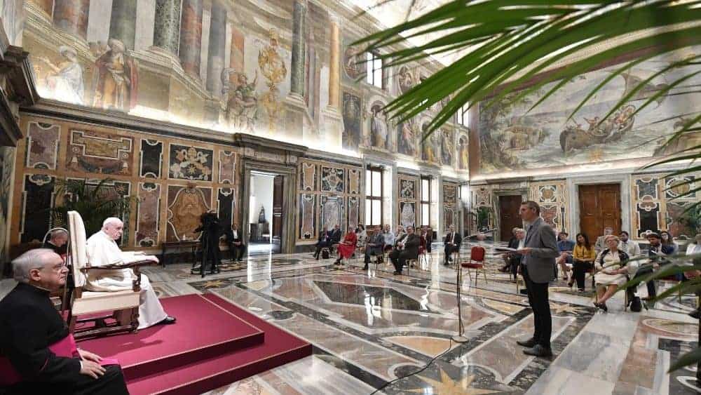 Papa a jornalistas cristãos: a narração do belo alimenta o mundo de esperança