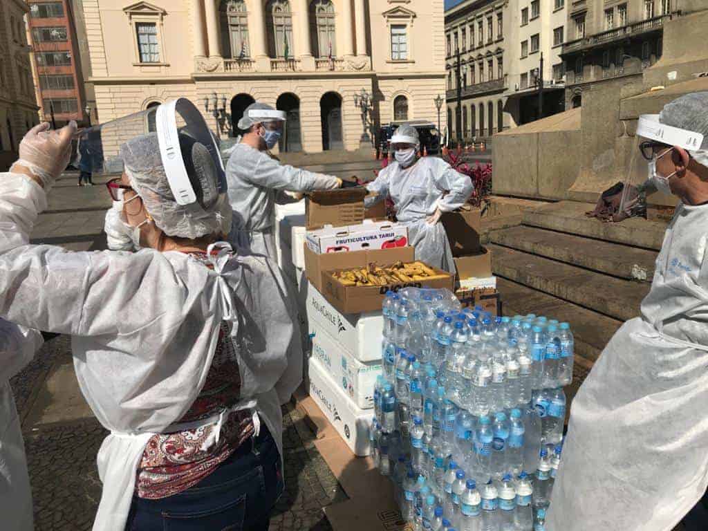 Da cozinha da Paróquia Santa Rita de Cássia, centenas de marmitas são produzidas à população de rua - Jornal O São Paulo