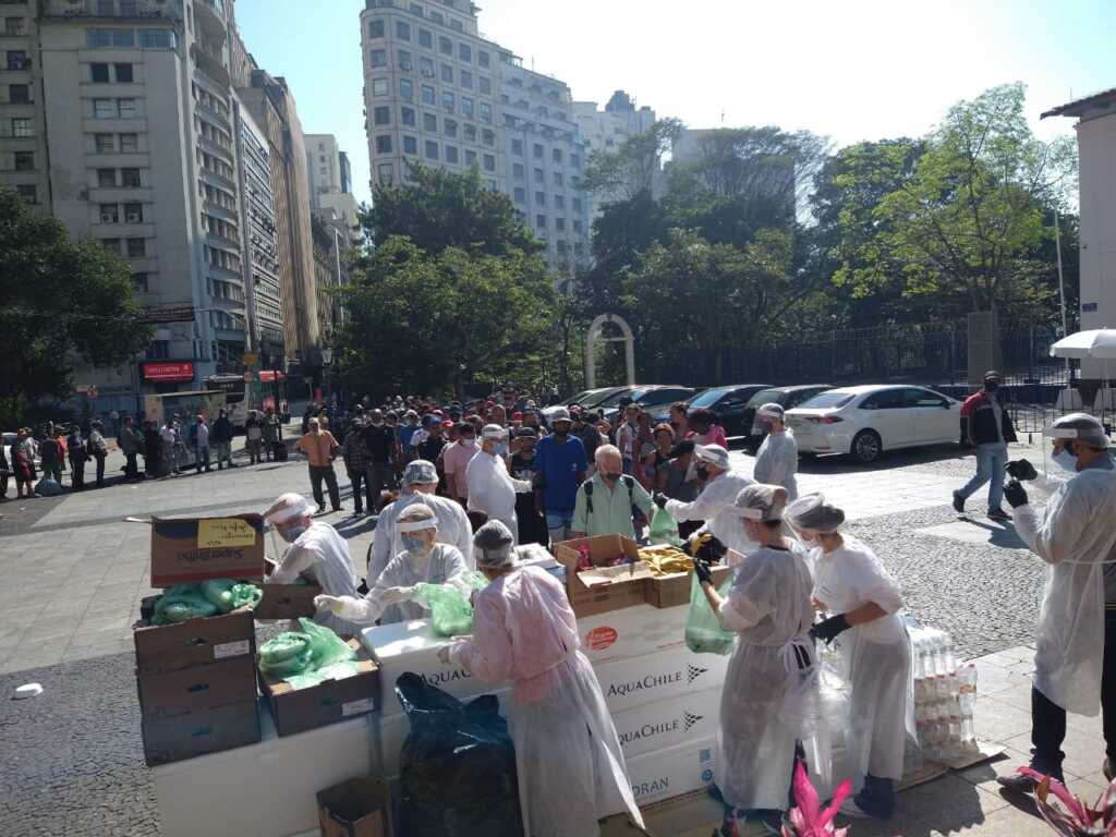 Da cozinha da Paróquia Santa Rita de Cássia, centenas de marmitas são produzidas à população de rua - Jornal O São Paulo