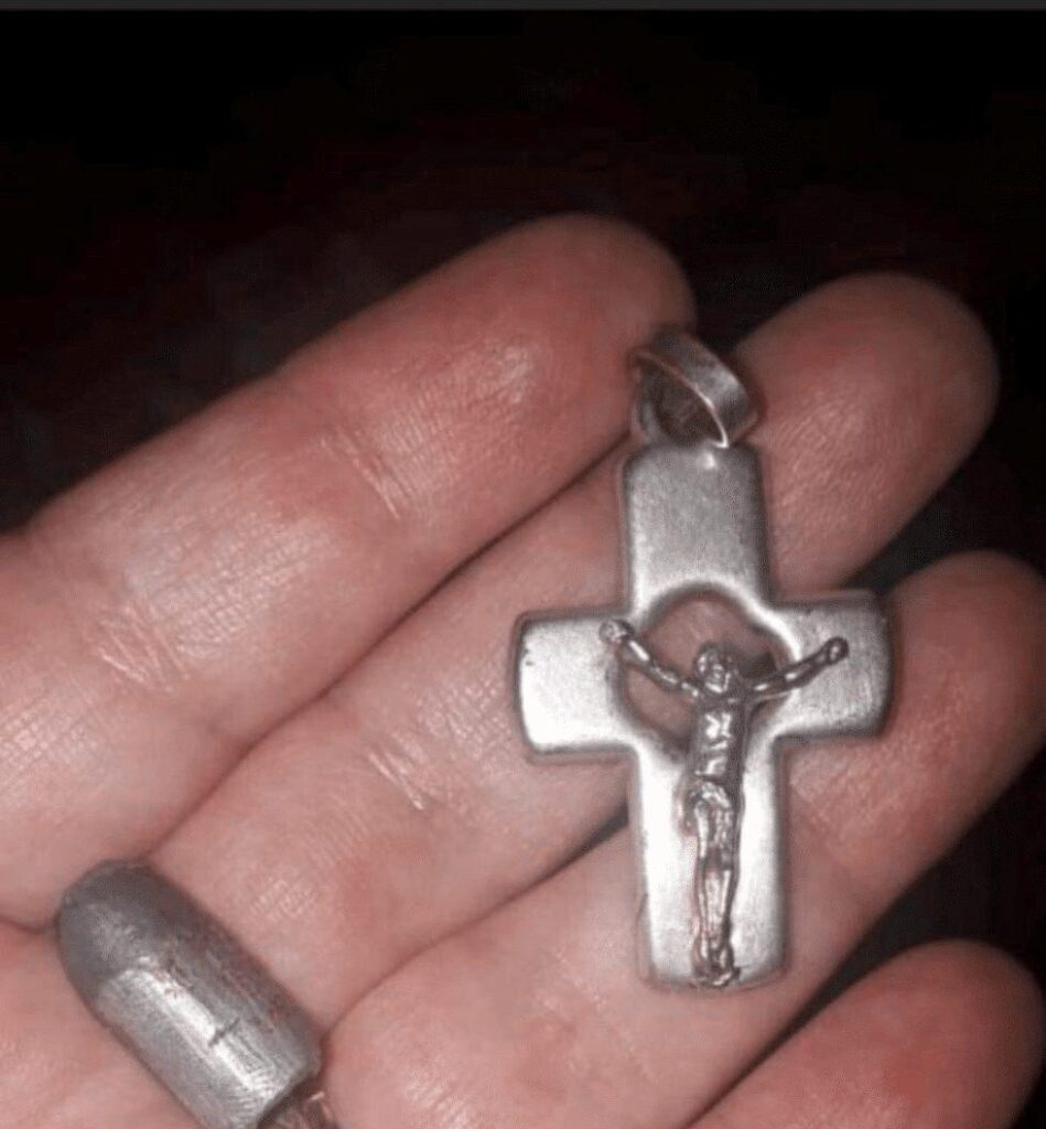 Menino sobrevive à bala perdida que atingiu seu crucifixo - Jornal O São Paulo