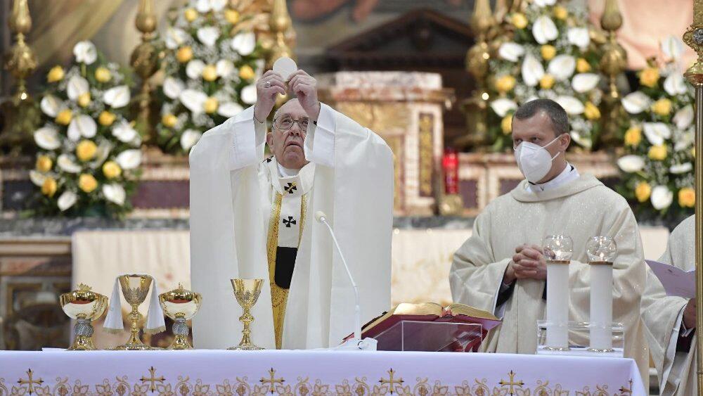 O Papa: não vivamos uma fé pela metade, tornemo-nos misericordiosos - Jornal O São Paulo
